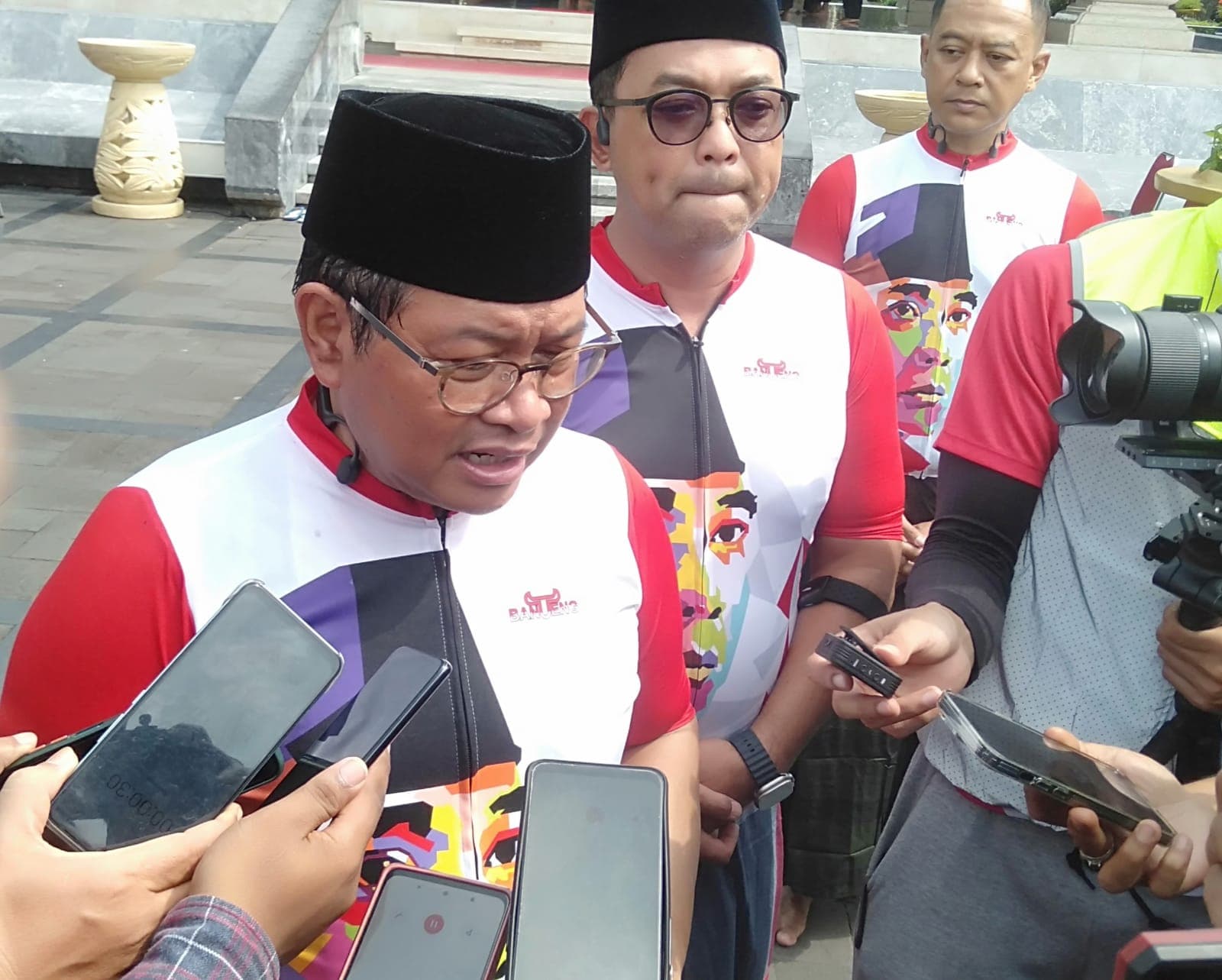 Ziarah Makam Bung Karno, Seskab Pramono Anung Gowes 120 KM Kediri-Blitar