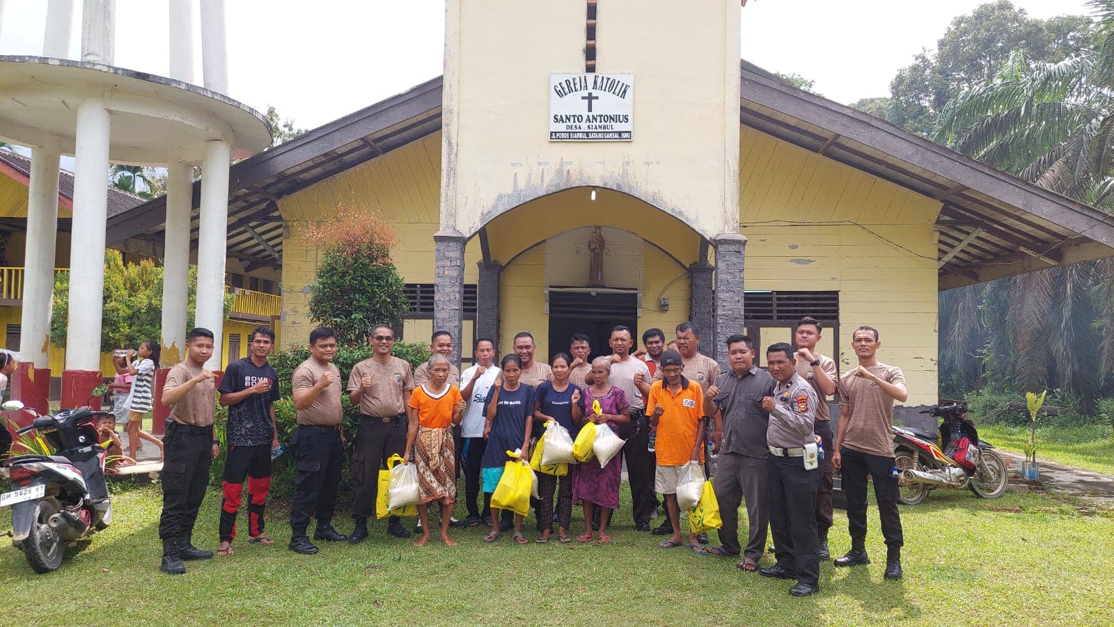Polsek Batang Gansal Bersihkan Gereja Khatolik Santo Antonius dan Salurkan Sembako
