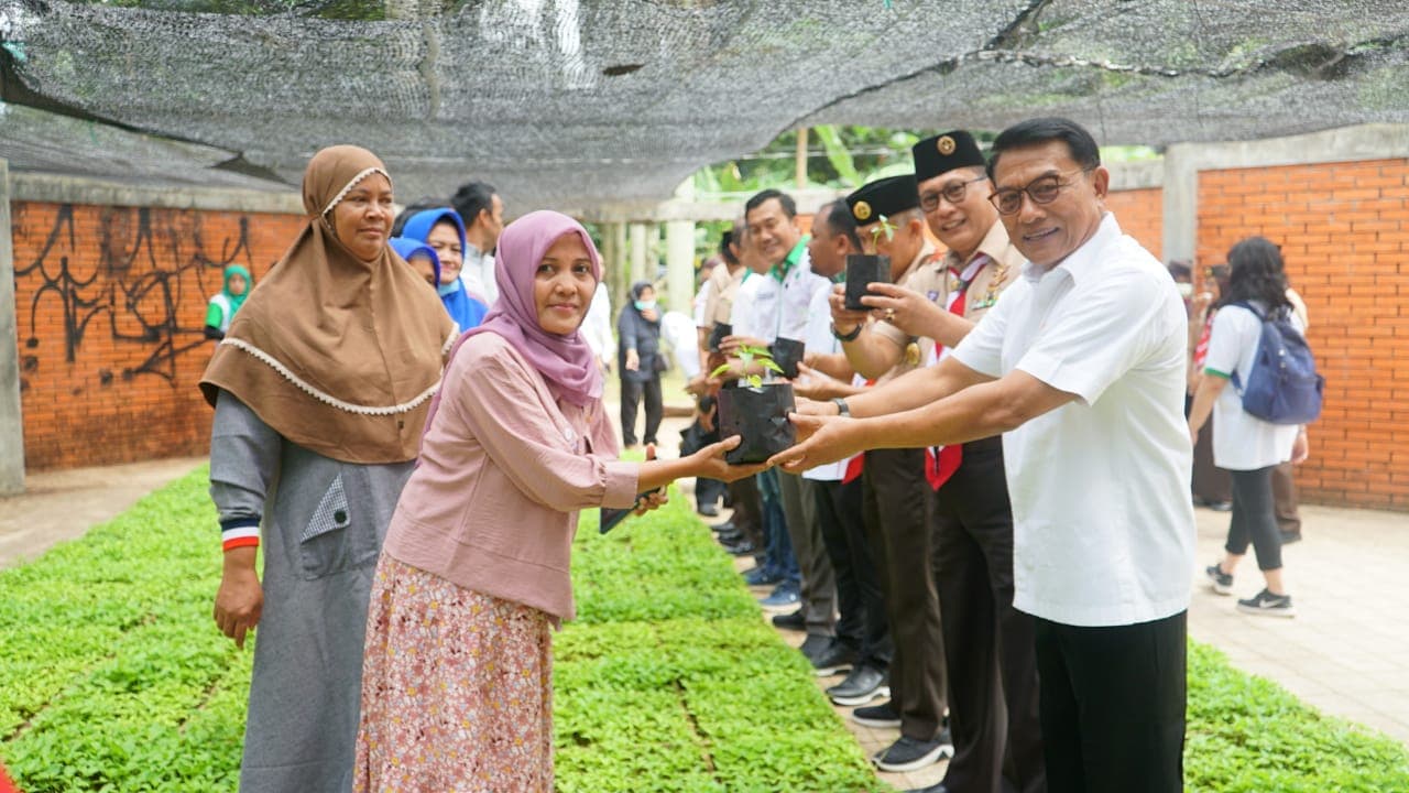 Moeldoko Ajak Masyarakat Bantaran Sungai Ciliwung Tanam Cabai