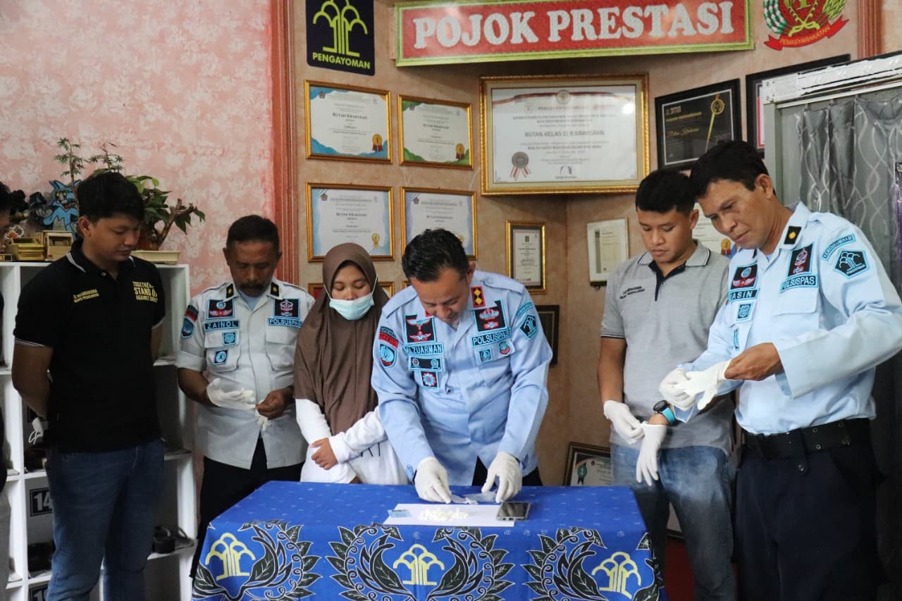 Petugas Rutan Kraksaan Gagalkan Penyelundupan Ratusan Pil Trek