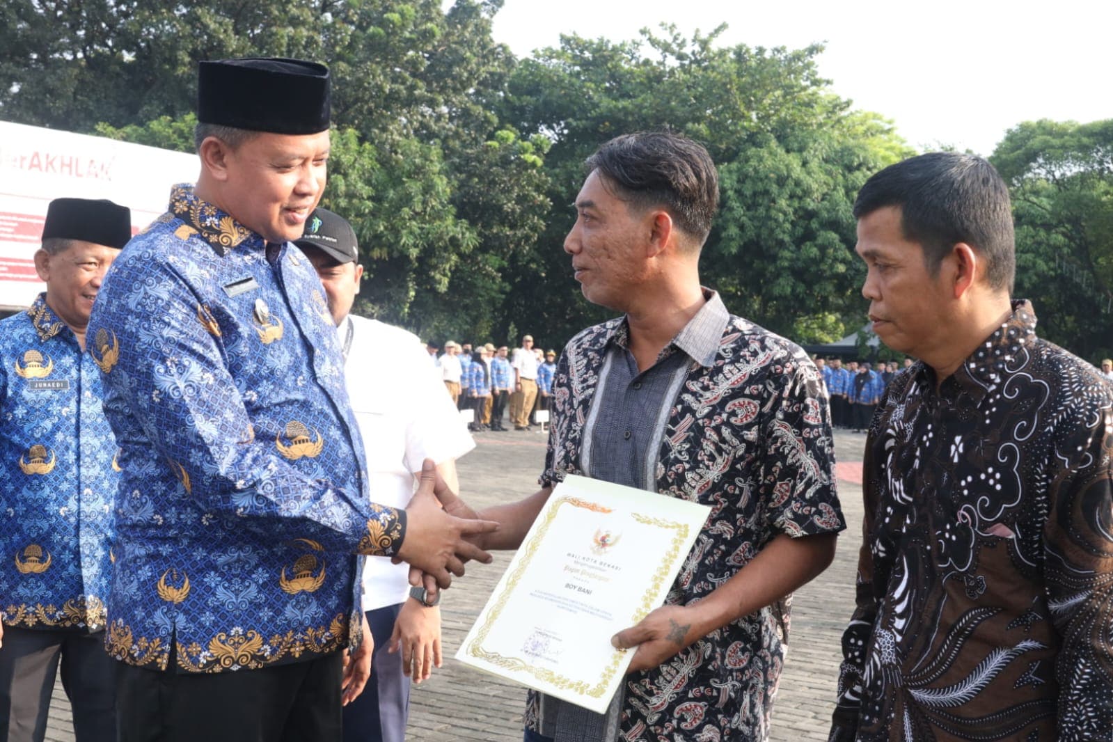 Plt Wali Kota Bekasi Lepas Petugas Pemotong Hewan Kurban dan Berikan Penghargaan