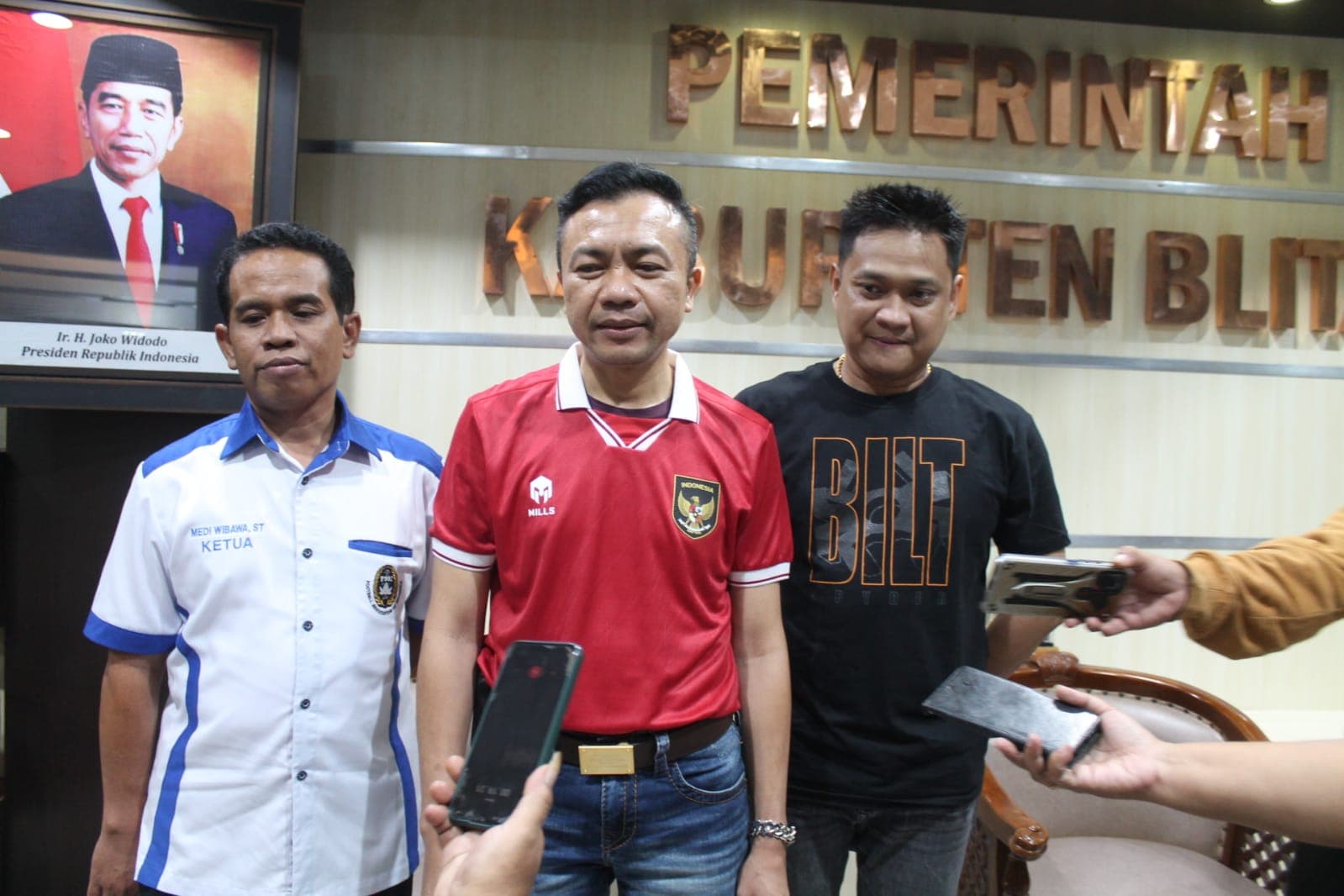Wabup Blitar Rahmat Santoso Bersama Tomi Gandhi Sasongko Nobar Pertandingan Timnas Indonesia Vs Argentina, Apakah Ada Sinyal Koalisi?