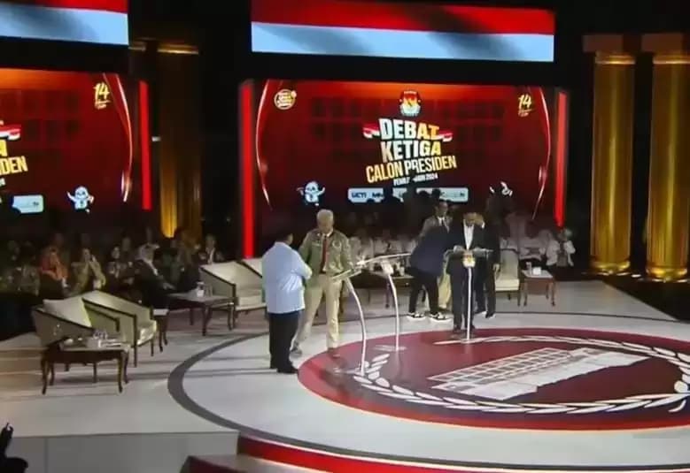 Alasan Ganjar Tempati Podium Tengah di Debat Ketiga Pilpres 2024