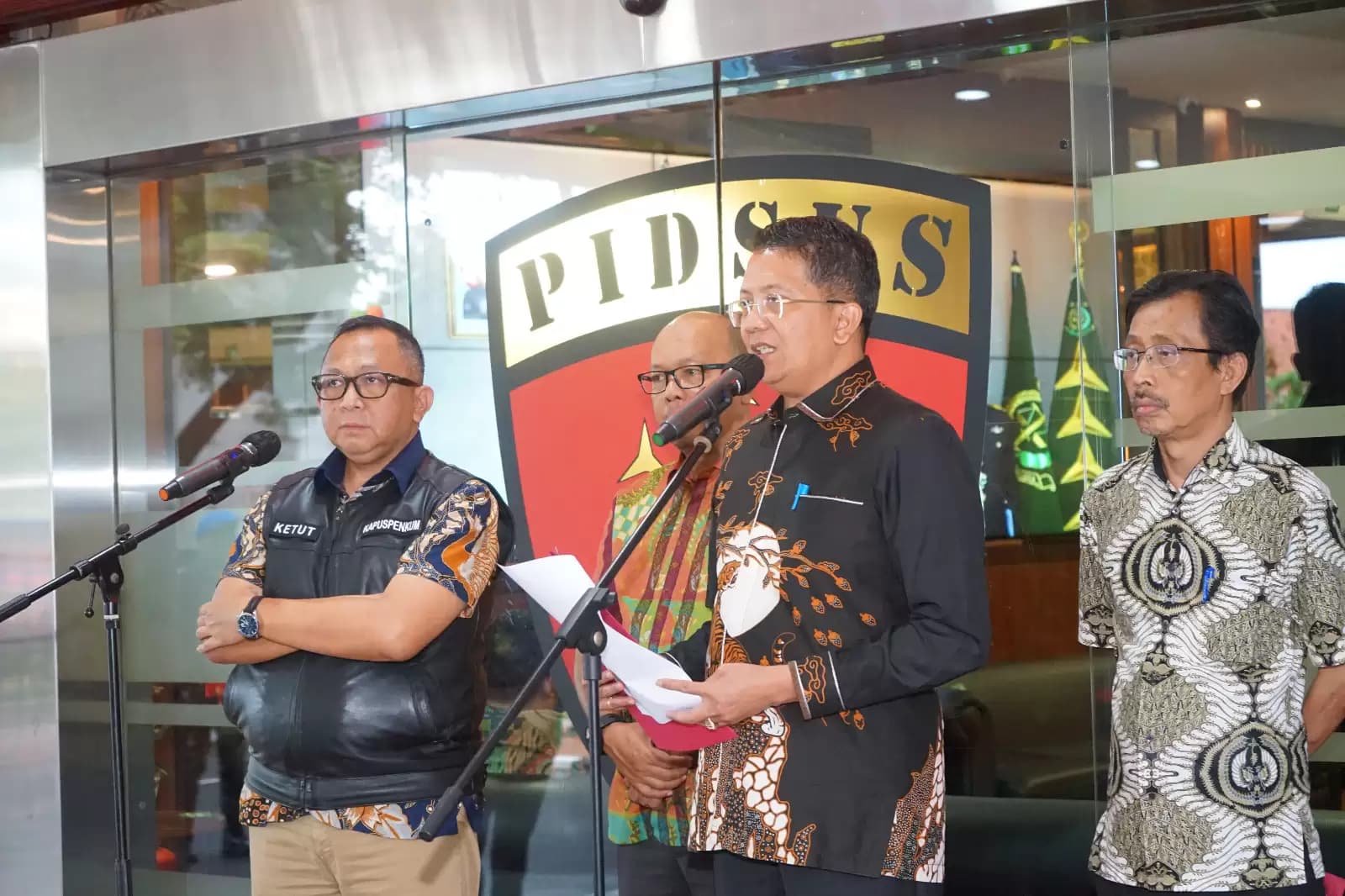 Dirdik Jampidsus Kejagung, Kuntadi menyatakan Kepala BTP Medan memindahkan jalur yang semestinya ditetapkan oleh Menteri Perhubungan ke jalur existing