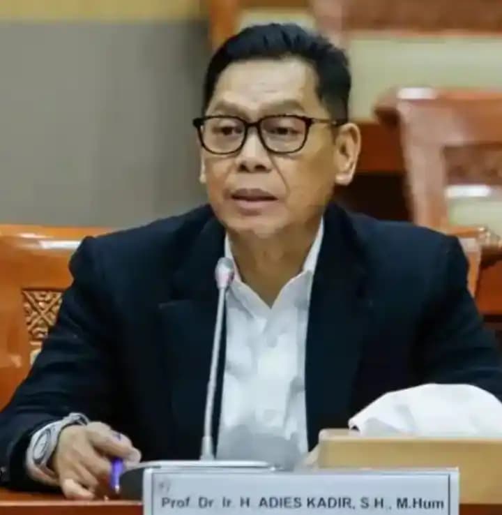 Adies Kadir mengikuti uji kelayakan dan kepatutan calon hakim Mahkamah Konstitusi di Kompleks Parlemen