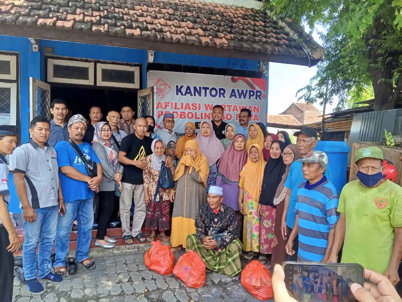Afiliasi Wartawan Probolinggo Raya Membagikan Bansos