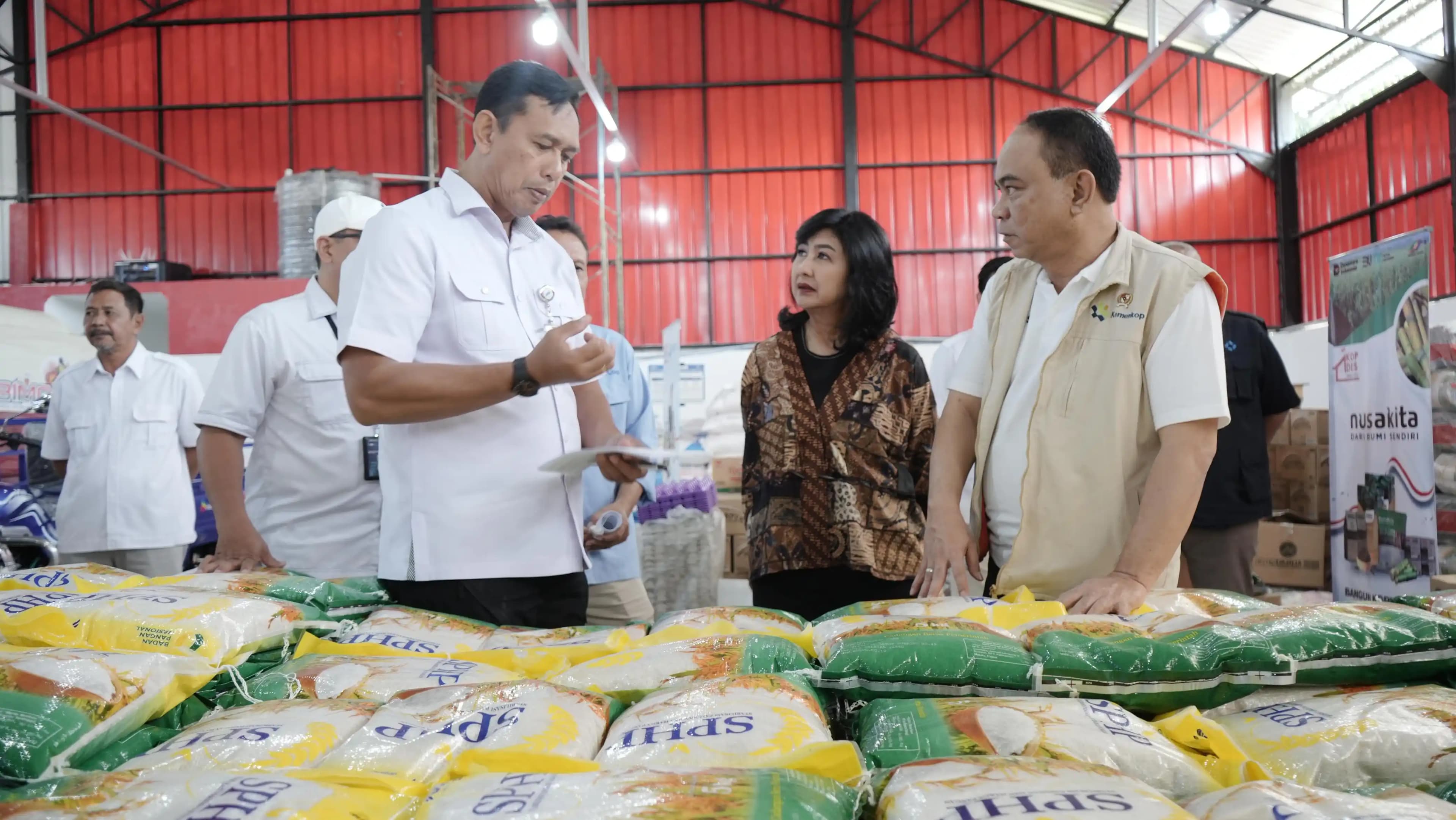 Ahmad Rizal Ramdhani saat memberkan beras SPHS kepada Menteri Koperasi Indonesia Budi Arie Setiadi. (Dok. MI)