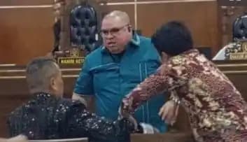 Akar Masalah Razman Nyaris Hantam Hotman Paris di PN Jakut