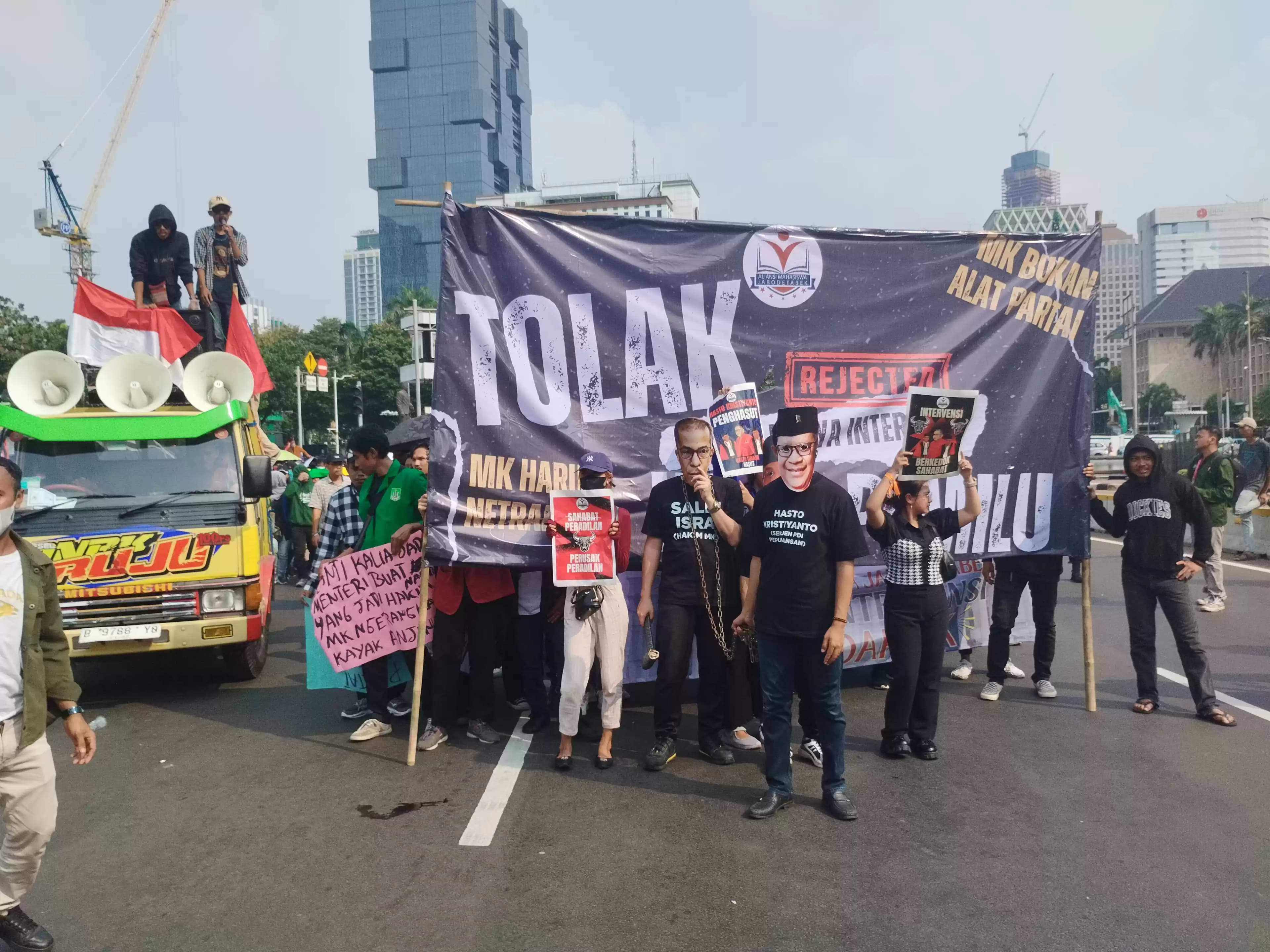 Aksi Demonstrasi hari ini, Kamis (18/4/2024) di Patung Kuda kawasan Monas yang ditujukan kepada Mahkamah Konstitusi (Foto: MI/Dhanis)