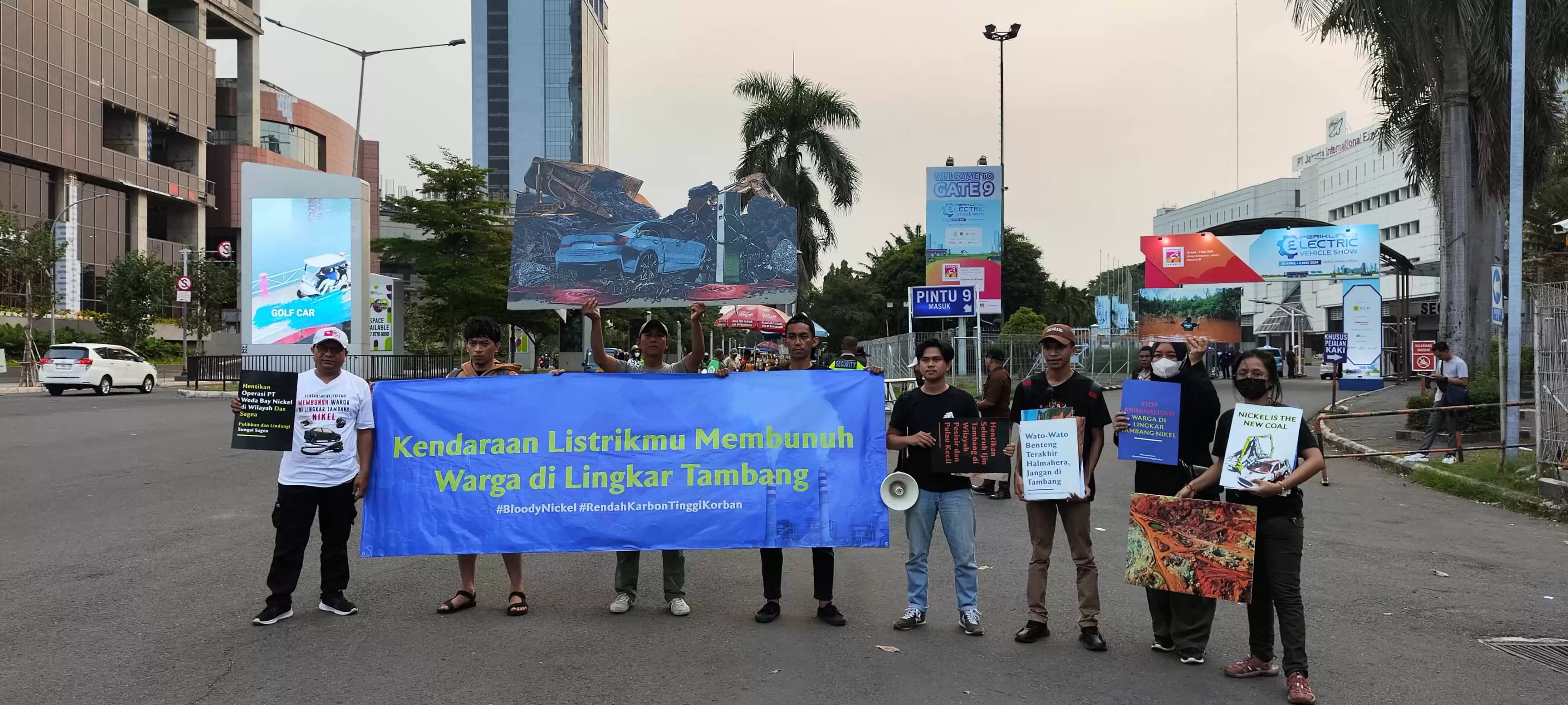 Aksi Geruduk Pameran Kendaraan Listrik Periklindo Electric Vehicle Show (PEVS) 2024