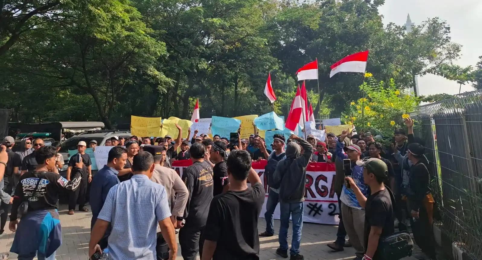 Aktivis Nelayan Lebak Banten berunjuk rasa menuntut kenaikan harga Benih Bening Lobster (BBL)