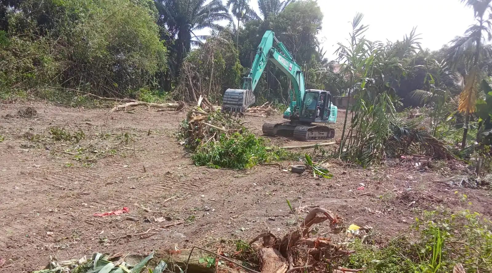 Alat berat jenis ekskavator terlihat tengah beroperasi membuka lahan di tengah permukiman warga Kelurahan Aur Kenali, Kota Jambi