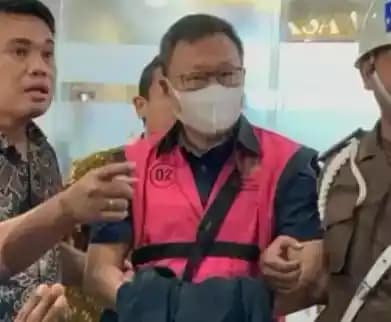 Amir Syahbana, Kadis ESDM Babel mengenakan rompi tahanan Kejagung
