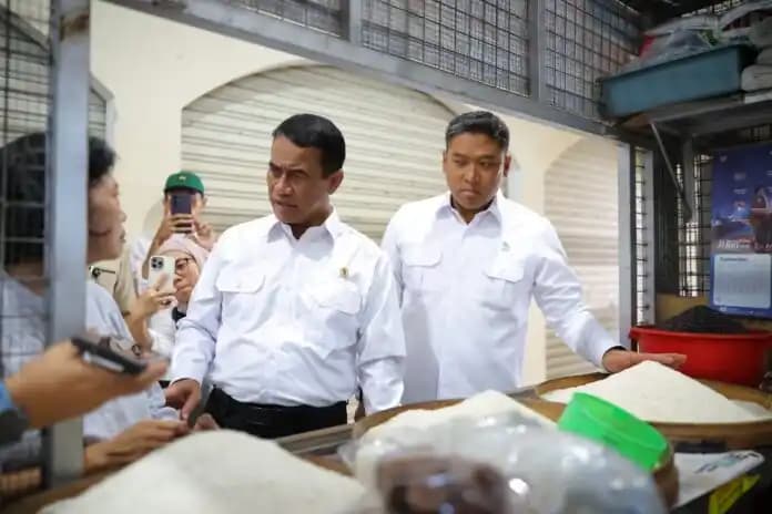 Amran melakukan sidak di Pasar Legi Solo, Jawa Tengah