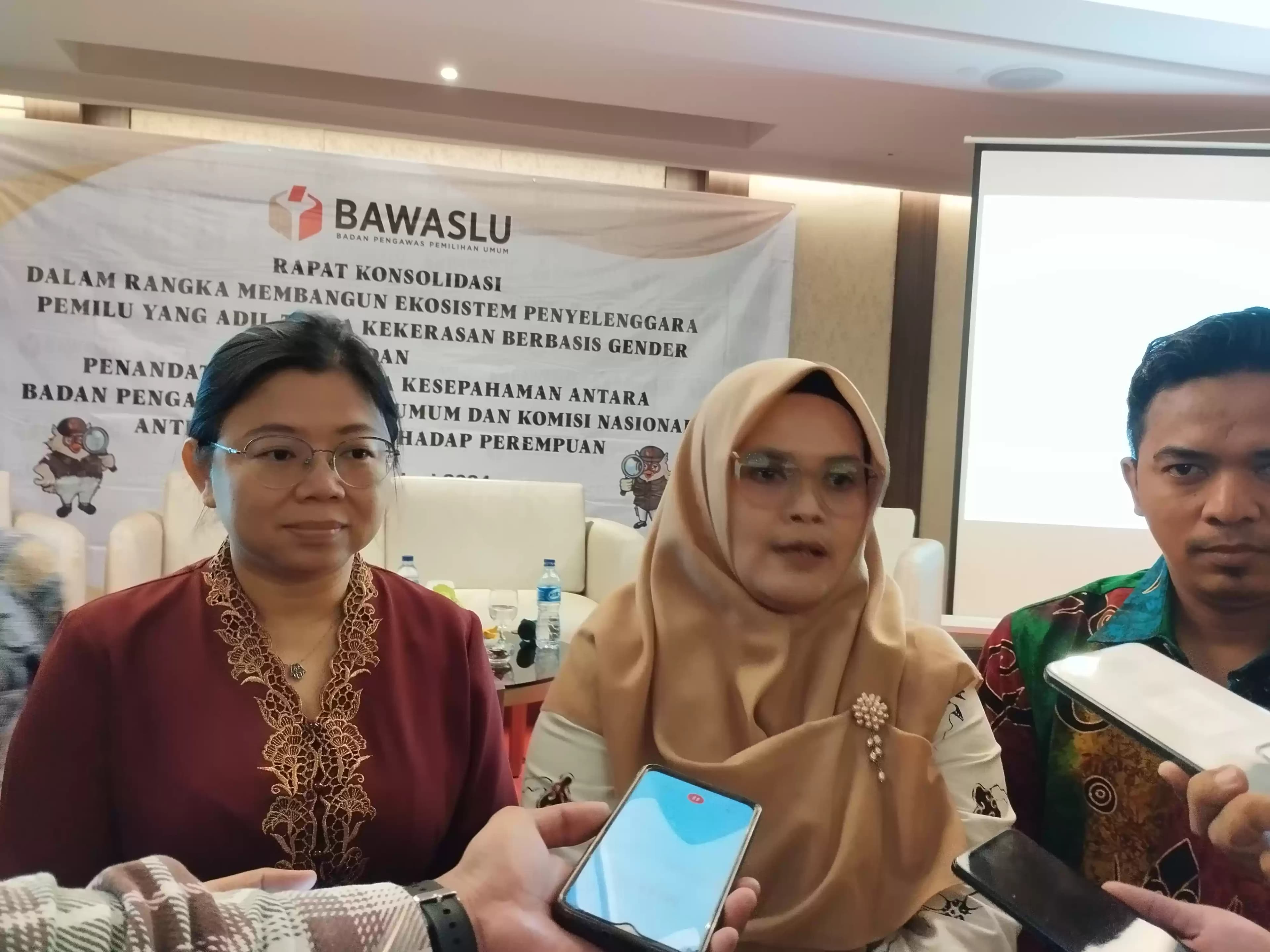 Anggota Bawaslu RI Lolly Suhenty (kanan) dan Ketua Komnas Perempuan Andy Yentriyani (kiri).