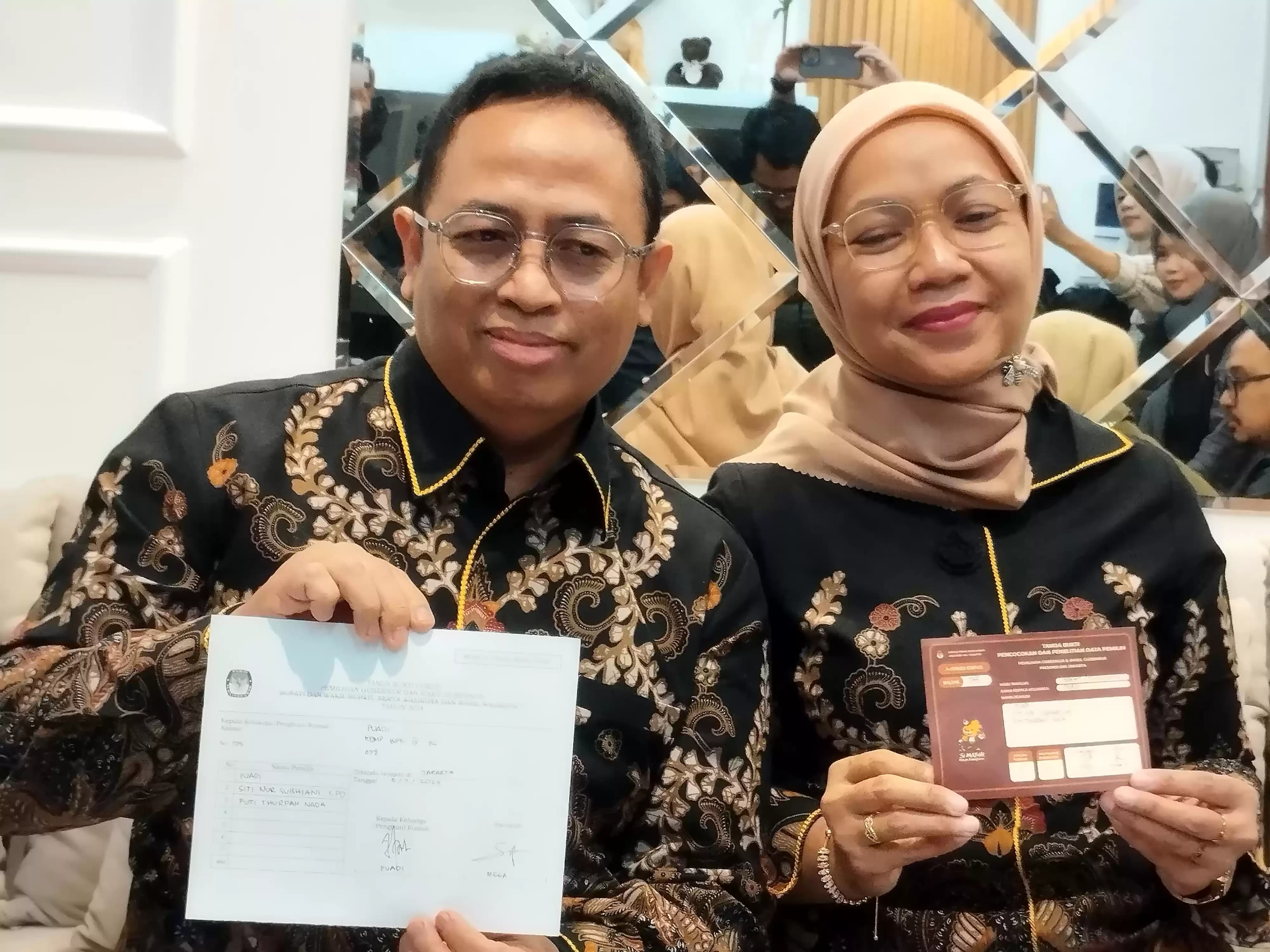 Anggota Bawaslu RI, Puadi bersama Istri saat kediamannya di coklit (Foto: MI/Dhanis)