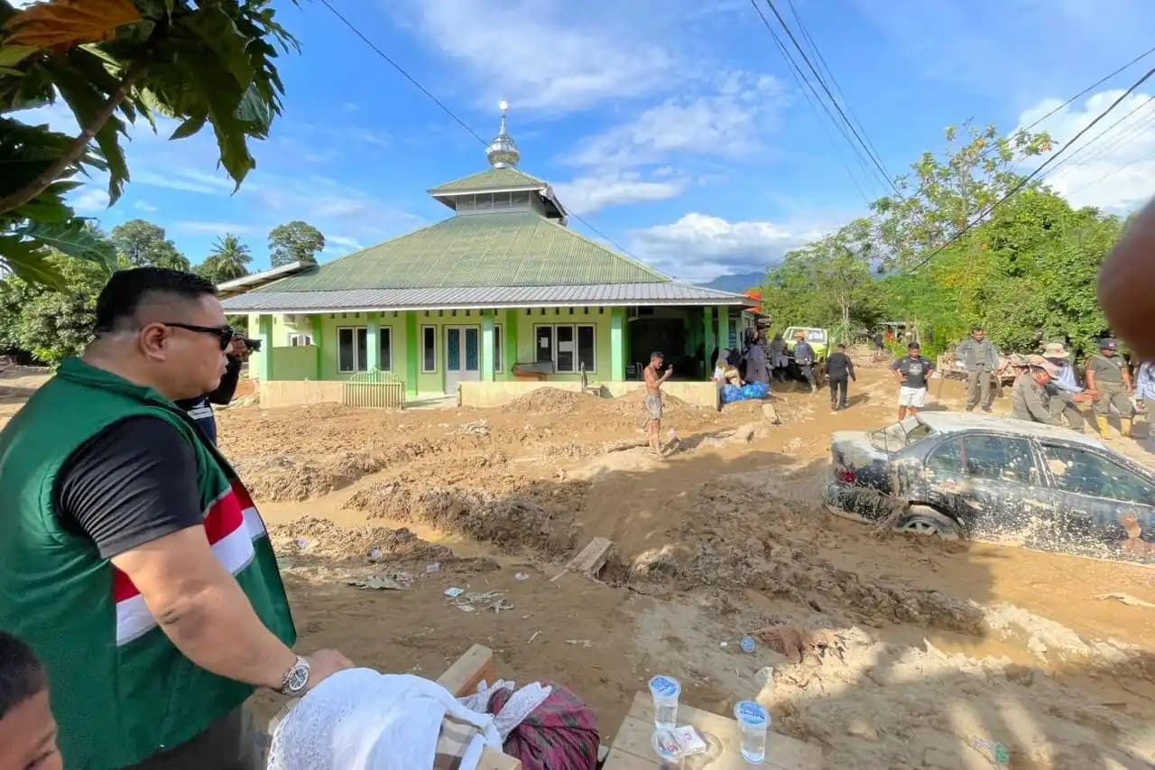 Anggota DPR RI Fraksi PKB, Rico Alviano tinjau korban banjir bandang yang melanda Sumatera Barat. (dok. MI)