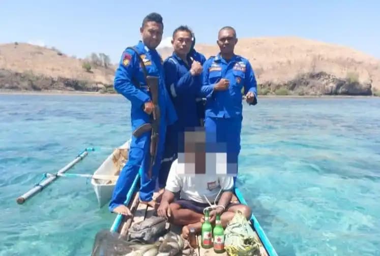 Anggota Polairud Polda NTT berpose dengan terduga nelayan yang membom laut untuk menangkap ikan