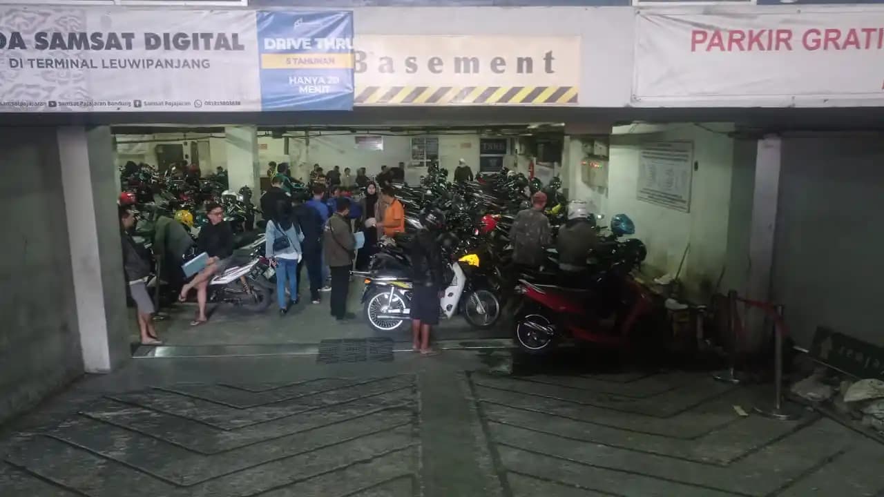 Area parkir kendaraan roda dua dan cek fisik Samsat Pajajaran