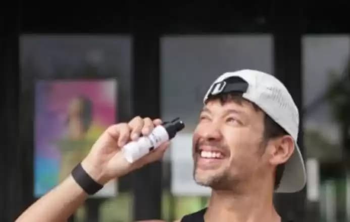 Artis Tara Budiman menunjukkan produk perlindungan kulit.