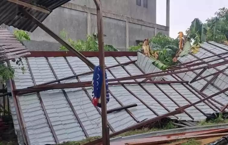 Atap rumah warga rusak setelah terkena puting beliung