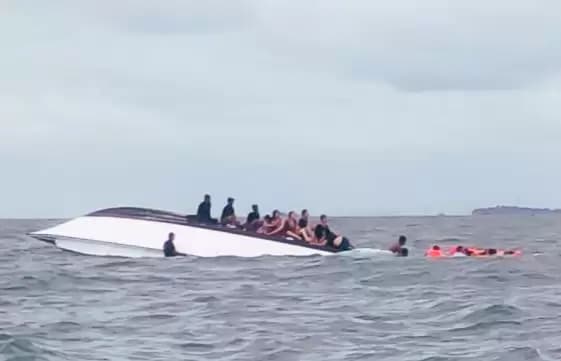 Kapal KM Parikudus Terbalik Usai Dihantam Gelombang Tinggi di Kepulauan Seribu