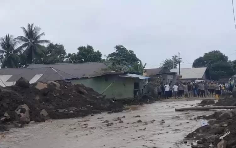 Banjir yang meluap disertai lumpur di lokasi banjir bandang di Kelurahan Rua,