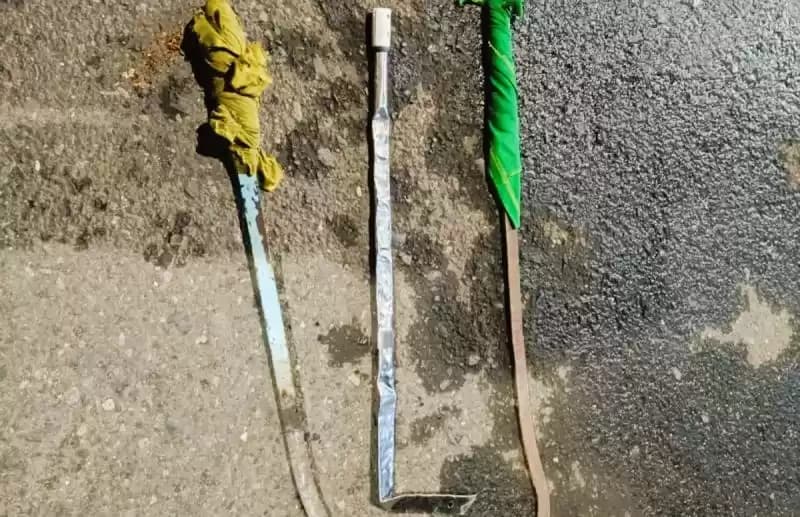 Barang bukti senjata tajam yang diamankan dari puluhan anggota gangster