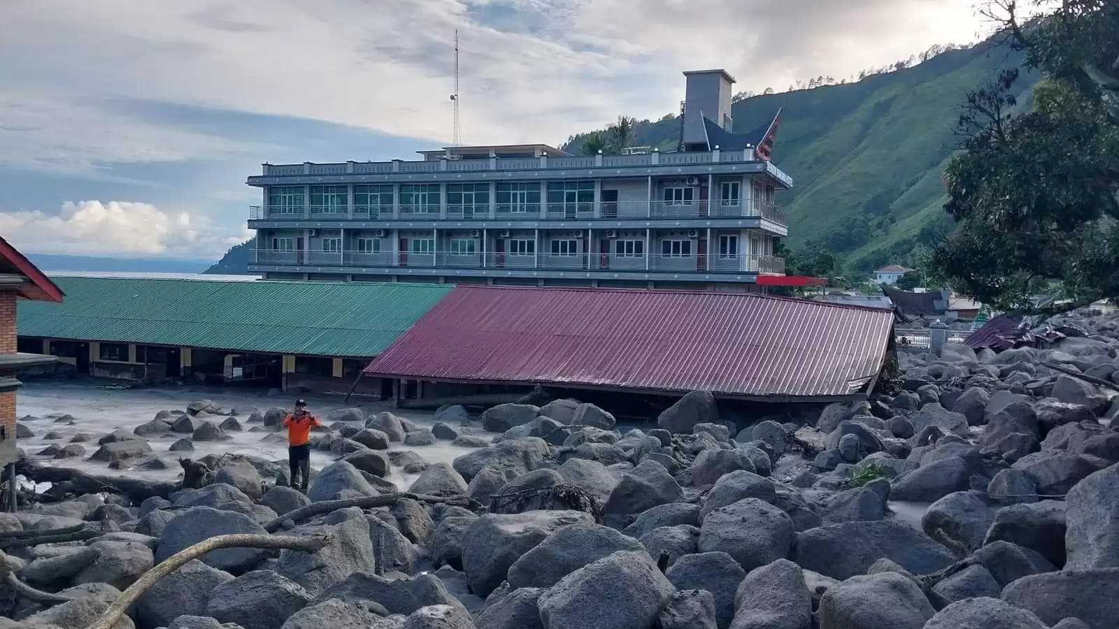 Longsor Batu Porak Poranda Desa Simangulampe Humbahas