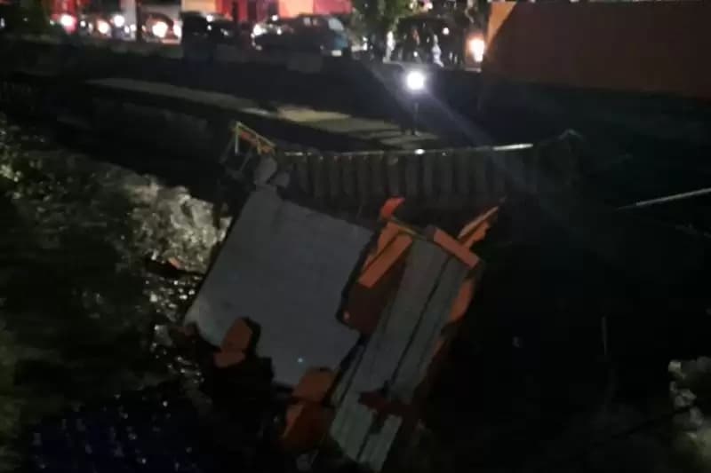 Tergerus Air Kali, Pos Pantau Air di Palmerah Jebol