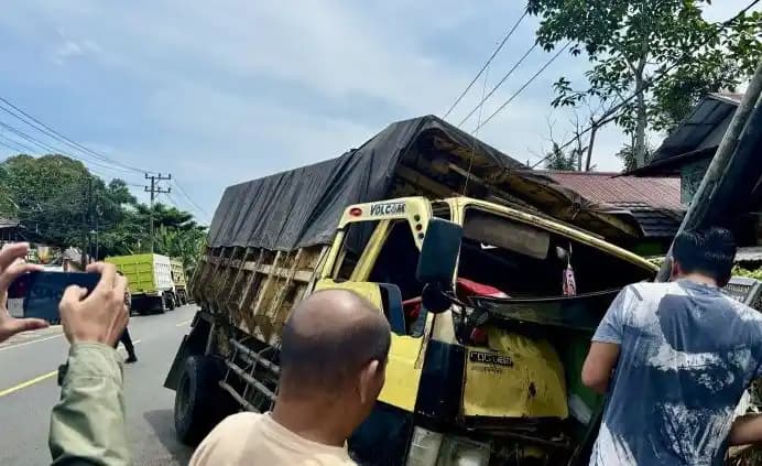 Beberapa warga melihat truk bermuatan batu bara yang menabrak tiang listrik