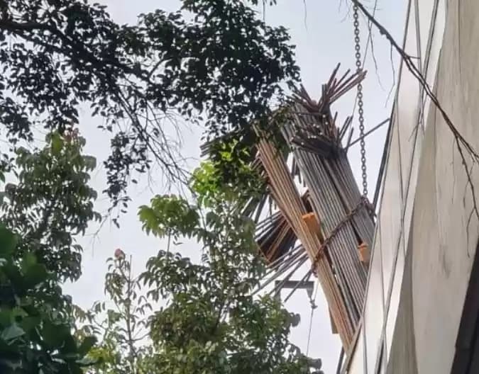 Besi Proyek Jatuh di Jalur MRT Sebabkan Layanan Disetop Sementara