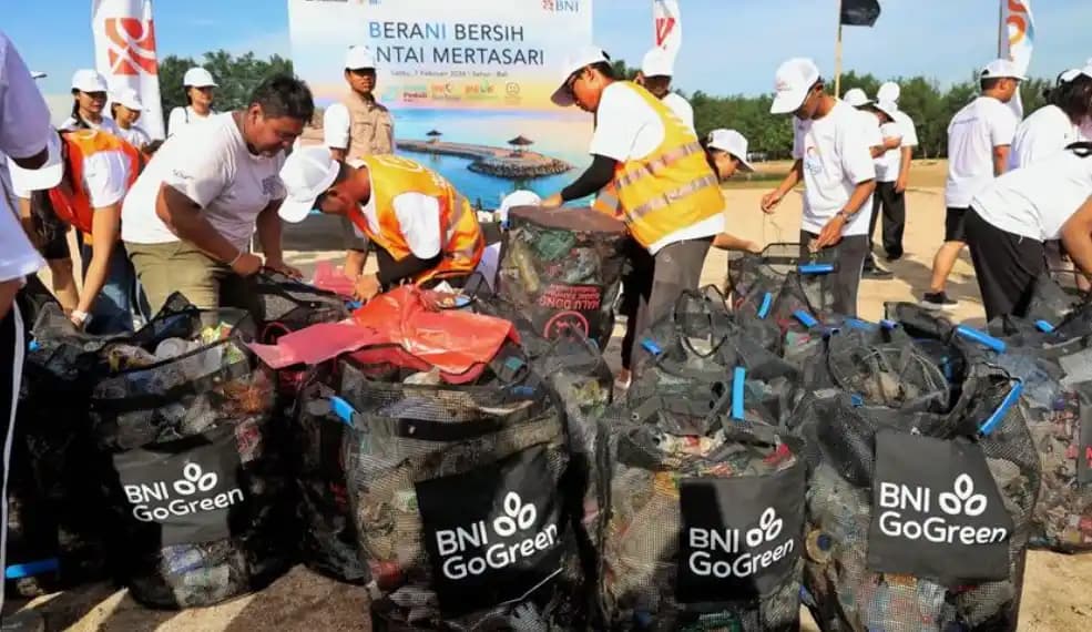 BNI menggelar aksi bersih Pantai Mertasari, Bali