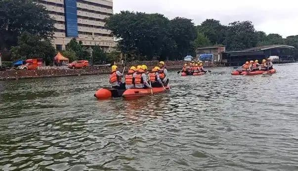 Bocah 7 Tahun Hanyut Terseret Arus Kali Ciliwung