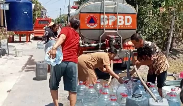 BPBD Kabupaten Kudus, Jawa Tengah, memberikan bantuan air bersih