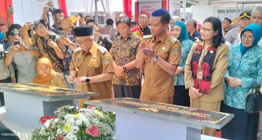 Bupati Blitar Rijanto saat menandatangani prasasti gedung Rawat Inap RSUD Ngudi Waluyo