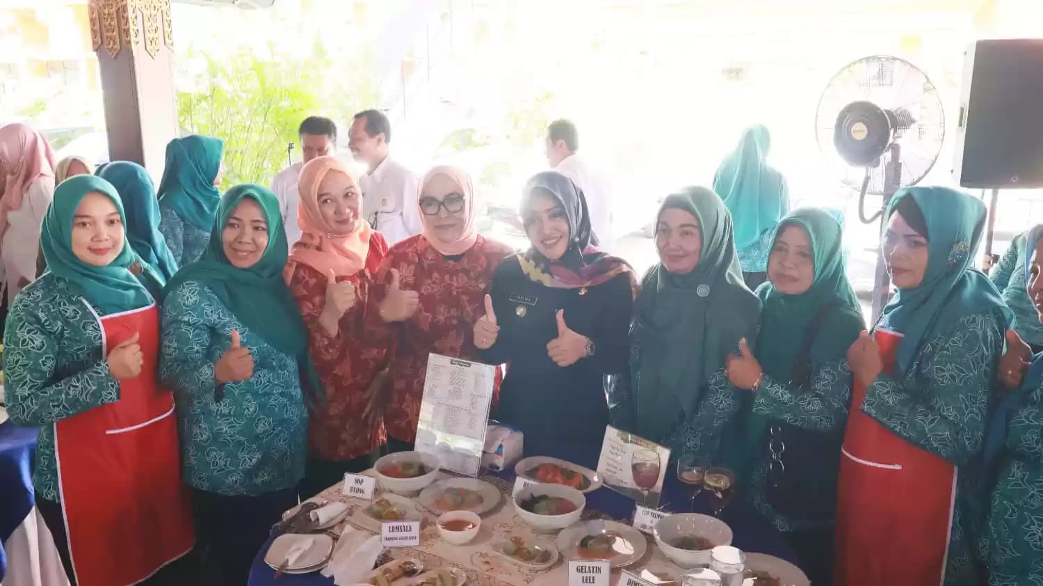 Bupati Ikfina mengunjungi salah satu kelompok lomba menu masak ikan