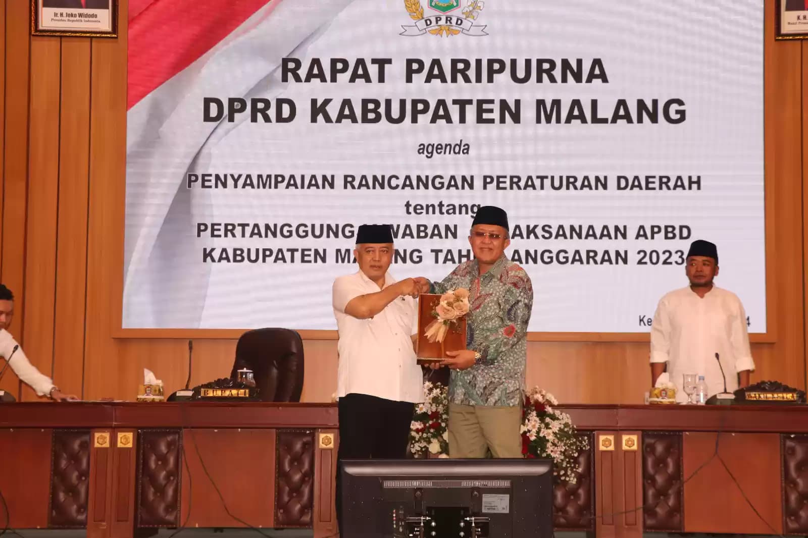 Bupati Malang Sanusi bersama anggota DPRD Kabupaten Malang. (Foto : MI/Rina Sugeng Yuliani)