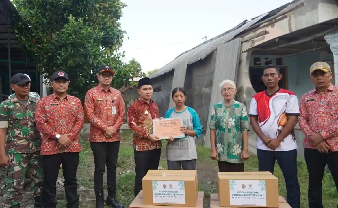Bupati Mojokerto Serahkan Bantuan Material dan Sembako untuk Korban Angin Ribut