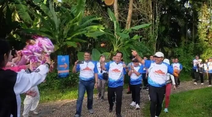 Bupati Muaro Jambi Bambang Bayu Suseno berjalan santai bersama peserta Temple Run 2025 di area Candi Muaro Jambi