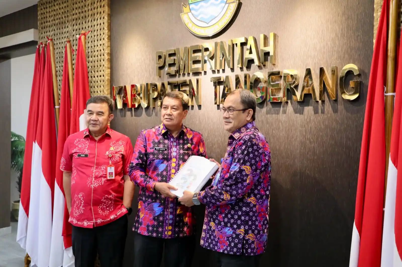 Bupati Tangerang, Maesyal Rasyid (tengah) bersama Dirut PERUMDAM TKR, Sofyan Sapar (kanan) dan Sekda Kab. Tangerang, Soma Atmaja (kiri)