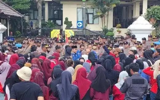 Buruh PT Yihong Novatex Menggelar Aksi Unjuk Rasa