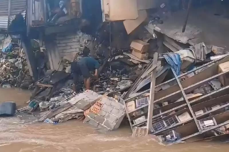 Tebing Kali Baru Longsor, 3 Ruko di Pasar Rebo Roboh