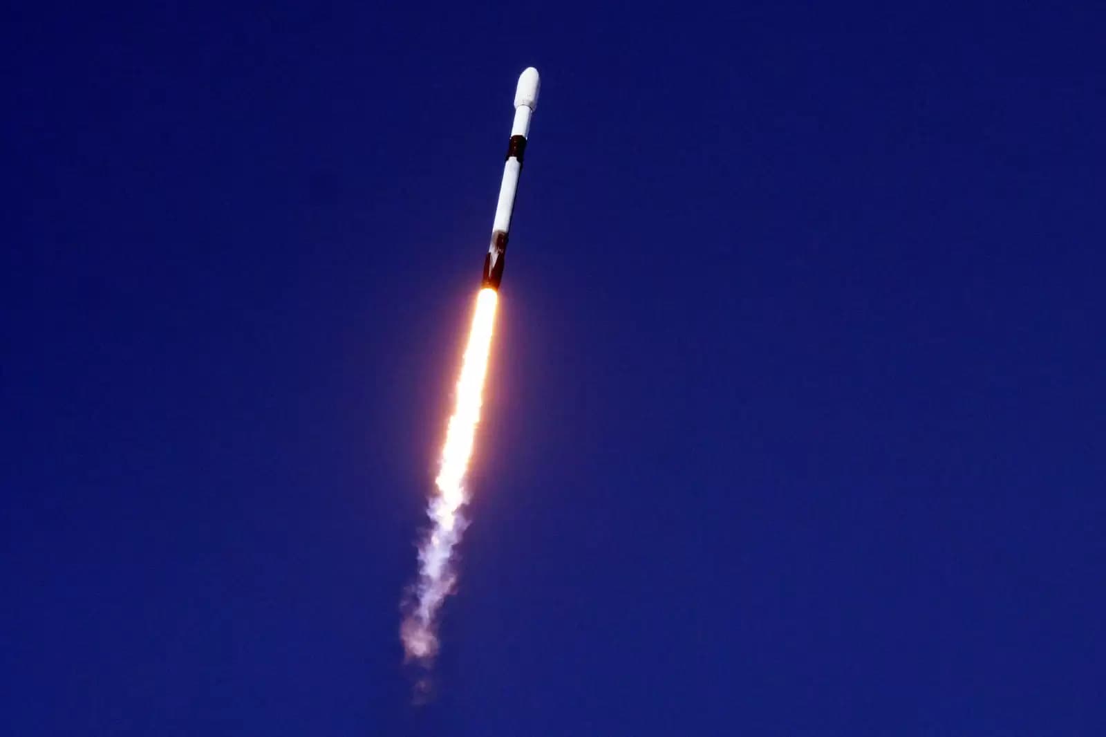 Satelit Merah Putih 2 membawa transponder aktif frekuensi C-band dan Ku-band menjangkau seluruh area Indonesia (Foto: Telkom Group)