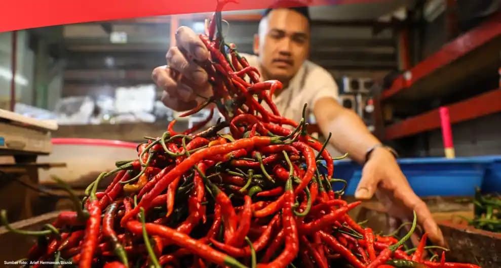 Cabai merah keriting tercatat mengalami kenaikan Rp1.030 menjadi Rp30.110 per Kg di pedagang eceran