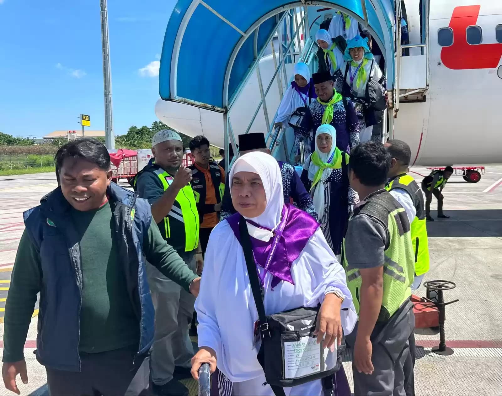 Calon Jamaah Haji (CJH) Maluku Utara tiba di Bandara Sultan Hasanuddin Makassar dengan menggunakan pesawat Lion Air, Minggu (19/5/2024) kemarin. (Foto: MI/RD)