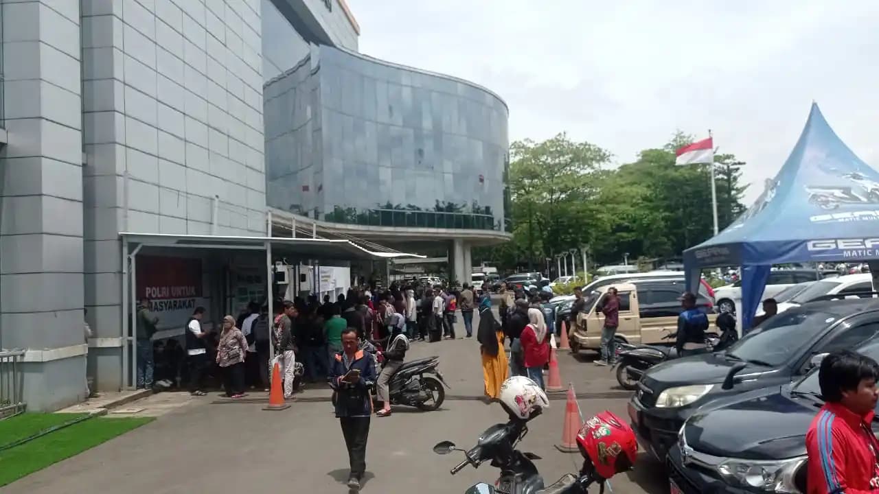 Caption: Suasana antrean wajib pajak di depan gudang arsip kendaraan roda dua kantor Samsat Soekarno Hatta