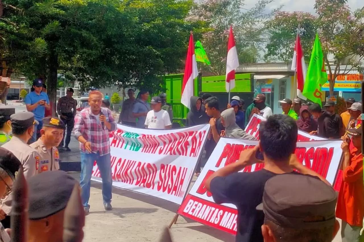 Puluhan Petani Geruduk Kantor DPRD Kabupaten Blitar, Tuntut Bongkar Mafia Pupuk Subsidi