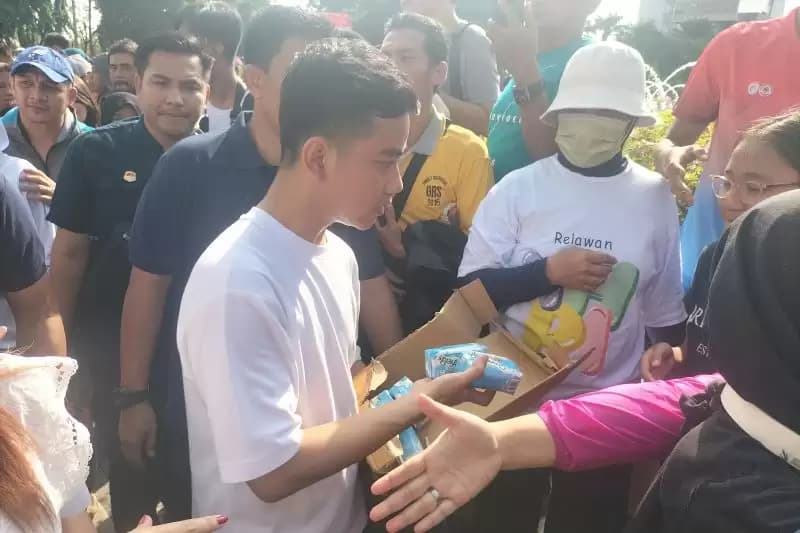 Kampanye di Bundaran HI, Gibran Bagi-bagi Susu ke Warga
