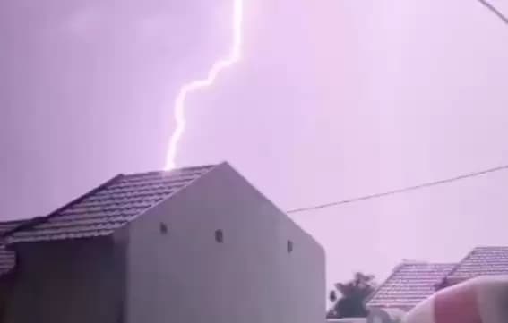 cuaca hujan petir